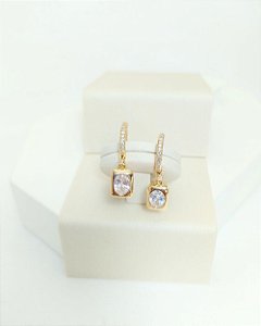 Brinco com pingente retangular de zircônia argola fecho click cravejada folheado a ouro 18K hipoalergênico