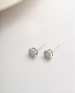 Brinco delicado círculo cravejado de zircônias com galeria banho de ródio hipoalergênico