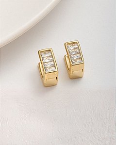 Brinco argola click retangular 3 zircônias baguetes folheado a ouro 18K hipoalergênico