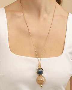 Colar longo pedra azul petróleo detalhe aro folheado a ouro 18K hipoalergênico