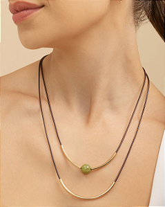 Colar marrom duas voltas pedra verde folheado a ouro 18K hipoalergênico