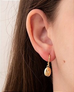 Brinco argola click com elipse com detalhe de sol zircônia folheado a ouro 18K hipoalergênico