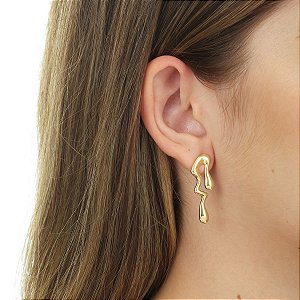 Brinco longo traço estilizado folheado a ouro 18K hipoalergênico