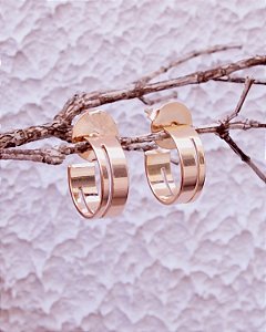 Brinco argola chata com corte a laser folheado a ouro 18K hipoalergênico