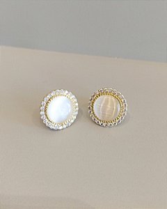Brinco madrepérola sintética com moldura de zircônias cravejadas folheado a ouro 18K hipoalergênico