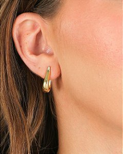Brinco argola alongada com encaixe sem tarraxa folheado a ouro 18K hipoalergênico