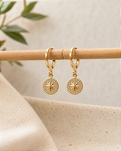 Brinco medalha Rosa dos Ventos folheado a ouro 18K hipoalergênico