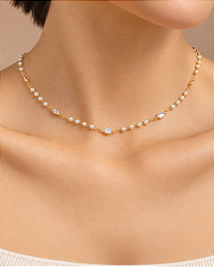 Colar choker delicado com pérolas e zircônias navete folheado a ouro 18K hipoalergênico