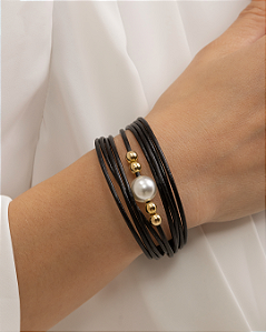 Bracelete preto com pérola no centro acabamento folheado a ouro 18K hipoalergênico.