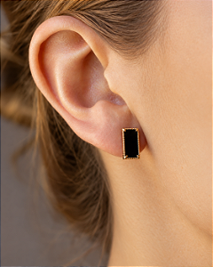 Brinco retangular preto material sintético folheado a ouro 18K hipoalergênico