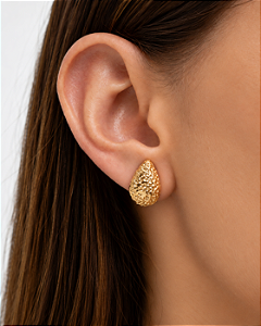 Brinco gota textura folheado a ouro 18K hipoalergênico