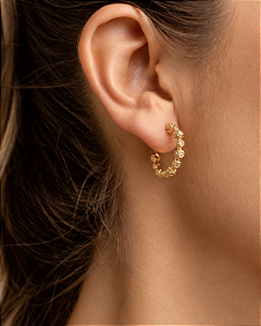 Brinco argola flores zircônias folheado a ouro 18K hipoalergênico