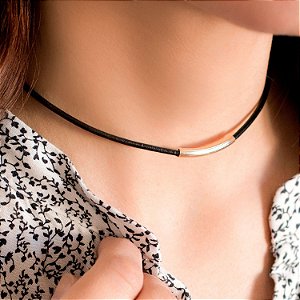 Colar choker preto acabamento folheado a ouro 18K hipoalergênico