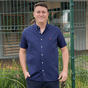 Camisa Social Oxford Manga Curta Marinho Logo Clássico Vermelho