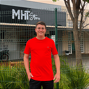 Camiseta Manhattan Jeans Vermelho Logo Clássico Bordado