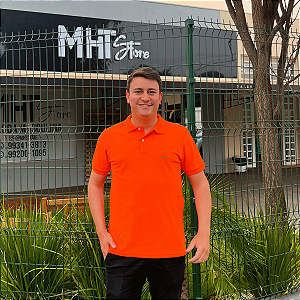 Polo Manhattan Jeans Laranja Logo Clássico Bordado