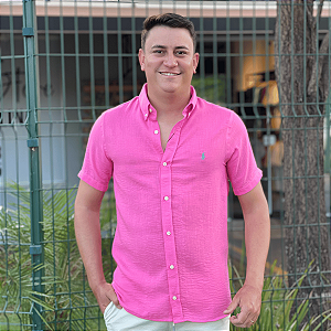 Camisa Social Linho Manga Curta Rosa Pink Logo Clássico Celeste