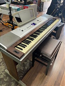 Piano Digital Yamaha DGX-620 Portable Grand Móvel + banco - usado