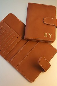 Porta-passaporte em Couro Sintético gravado com Inicial de Nomes ou nome