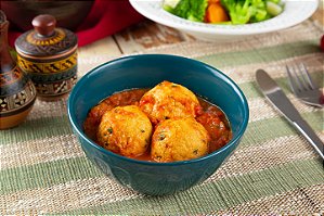 ALMÔNDEGA DE FRANGO COM MOLHO DE TOMATE RÚSTICO