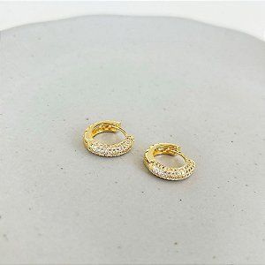Argola Zircônias Incolor Detalhes Vazados Banho de Ouro 18k