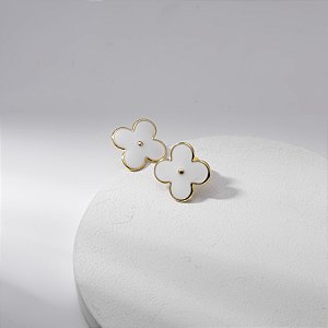 Brinco Trevo Esmaltado Branco Banho de Ouro 18K