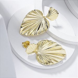 Brinco Alongado Folha Plissada Banho de Ouro 18k