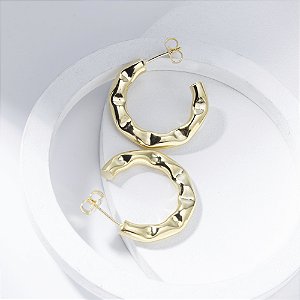 Brinco Argola Efeito Orgânico Banho de Ouro 18k