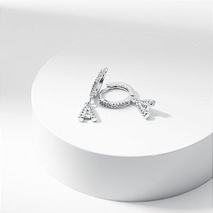Brinco Argola Letra Inicial Zircônias Banho de Ródio Branco