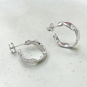Brinco Argola Média Detalhes Torcidos Banho de Ródio Branco