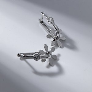 Argola Oval Ponto de Luz Pingente Flor Banho de Ródio Branco