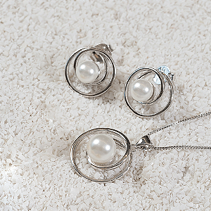Conjunto Mira Círculo Interligados e Pérolas Banho de Ródio Branco