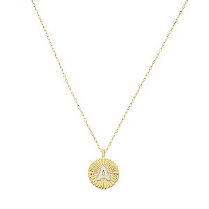 Colar Medalha Plissada Inicial Aplique no Ródio Branco Banho de Ouro 18k