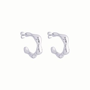 Argola Isis Ondulada Média no Banho de Ródio Branco