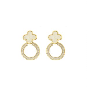 Brinco Trevo em Madrepérola e Detalhe Baguettes Circular em Banho de Ouro 18K