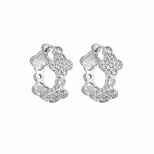 Argola Média Trevos Cravejados Banho de Ródio Branco