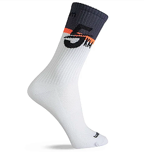 MEIA PERFORMANCE MASCULINA CANO MÉDIO 5KM BRANCA/ CINZA ESCURO