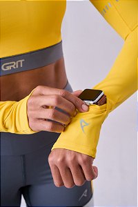 MANGUITO COAT DE COMPRESSAO C/ ABERTURA PARA RELOGIO E DEDEIRA AMARELO VIVO