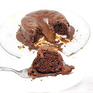 Bolo Vulcão de Chocolate Duplo com Ganache de Brigadeiro Belga Low Carb - tamanho M (serve em média 10 pessoas) - 1kg