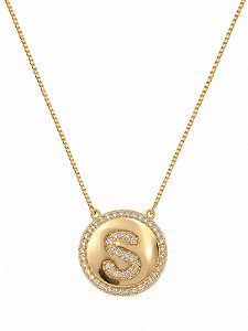 Colar Mandala Letra S Cravejada – Banho em Ouro Amarelo 18K