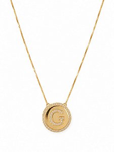 Colar Mandala Letra G Cravejada – Banho em Ouro Amarelo 18K