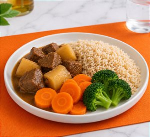CARNE DE PANELA COM MANDIOCA ARROZ E LEGUMES