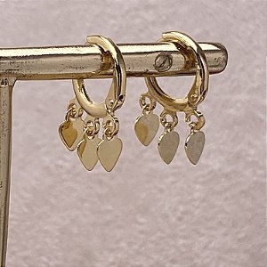 Brinco Argolinha Triplo Coração Semijoia Ouro