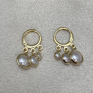 Brinco de Argolinha 3 Pérolas Achatadas Semijoia Ouro
