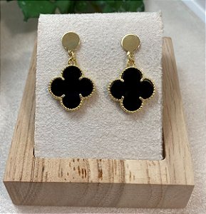 Brinco Trevo Black com Moldura Semijoia Ouro