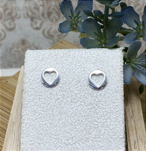 Brinco Coração Vazado Moldura Semijoia Prata