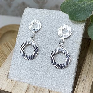 Brinco 2 Círculos Frisados Semijoia Prata