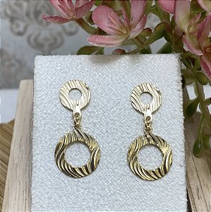 Brinco 2 Círculos Frisados Semijoia Ouro
