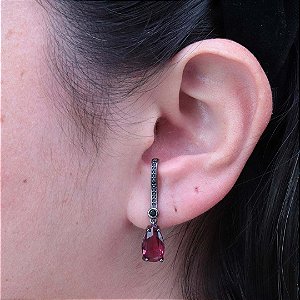 Brinco ear hook gota cravejado em zircônia ônix