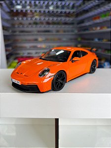 Porsche 911 GT3 2021 laranja 1:24 Maisto